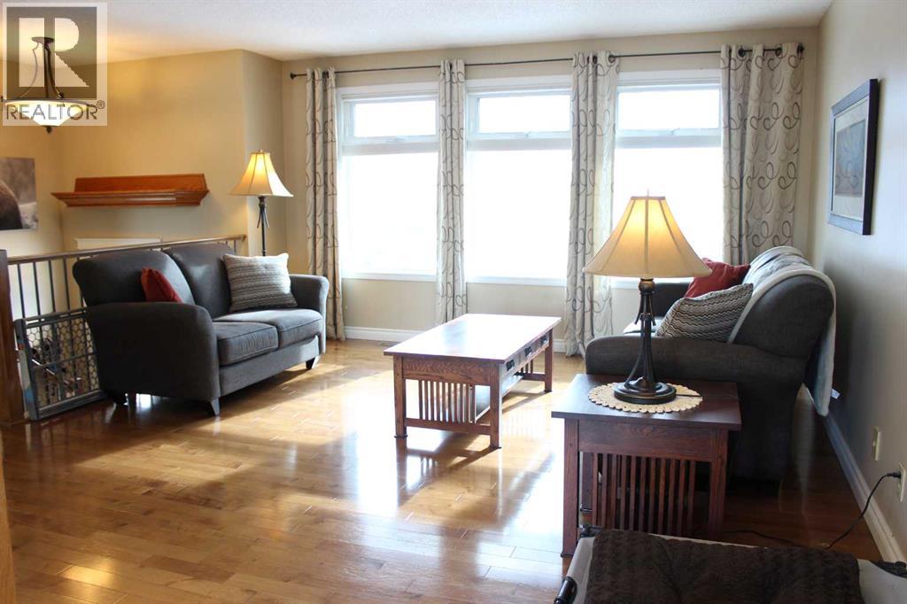 House for Sale in 36 Whitnel Place NE|Calgary, Alberta T1Y4J4 2