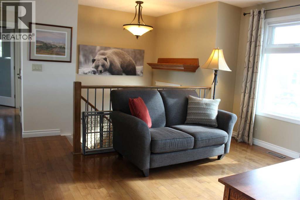 House for Sale in 36 Whitnel Place NE|Calgary, Alberta T1Y4J4 5