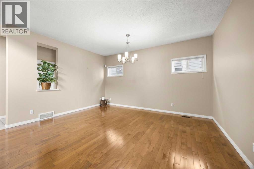 House for Sale in 65 Panora Way NW|Calgary, Alberta T3K0R4 3