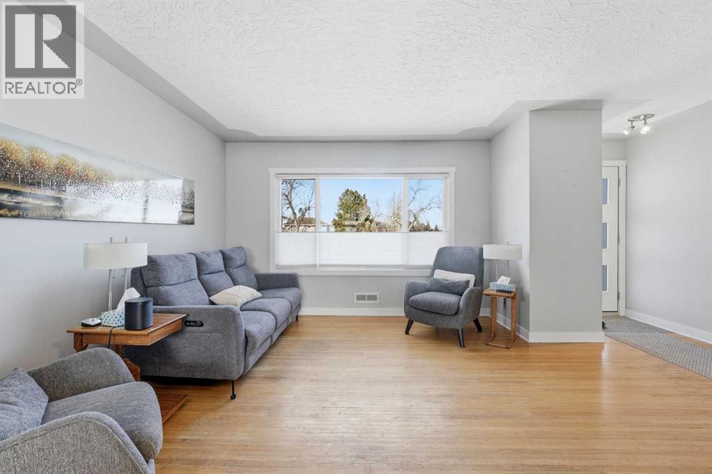 House for Sale in 1 Thorncliffe Crescent NW|Calgary, Alberta T2K3A9 3