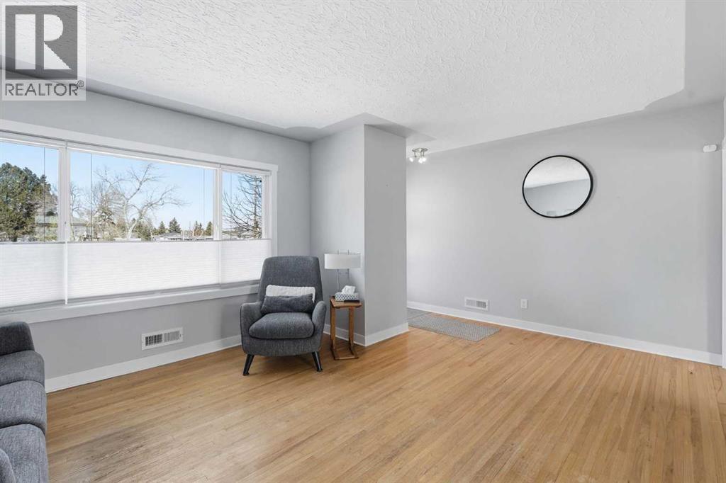 House for Sale in 1 Thorncliffe Crescent NW|Calgary, Alberta T2K3A9 4