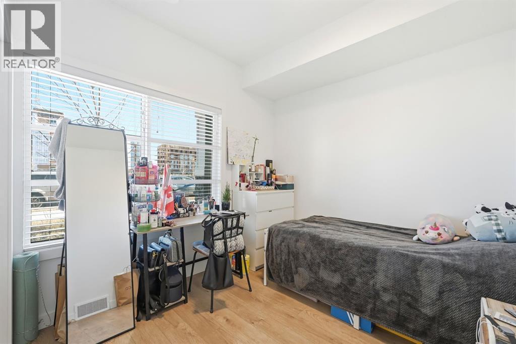 Row / Townhouse for Sale in 14235 1 Street NW|Calgary, Alberta T3P1Y4 4