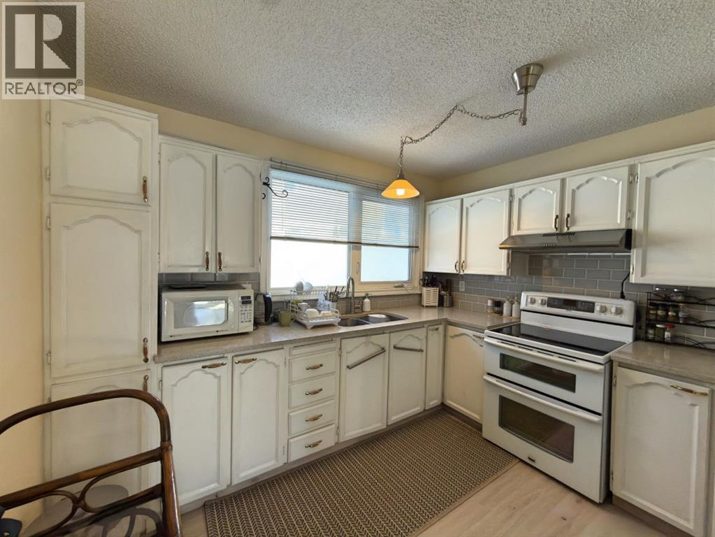 Row / Townhouse for Sale in 9, 1111 Canterbury Drive SW|Calgary, Alberta T2W3G4 2