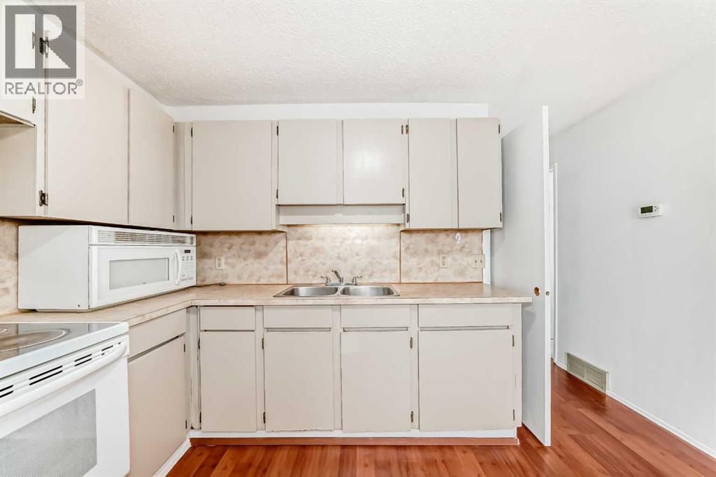 Row / Townhouse for Sale in #11, 380 Bermuda Drive NW|Calgary, Alberta T3K2B2 3