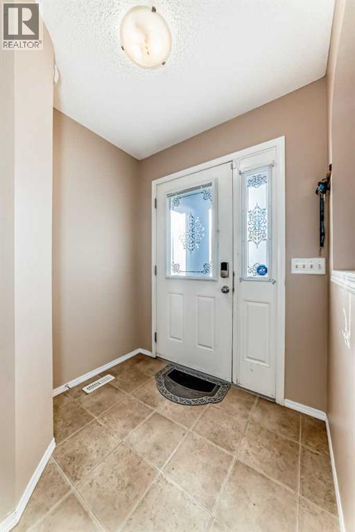 Duplex for Sale in 79 Saddlebrook Common NE|Calgary, Alberta T3J0J6 3