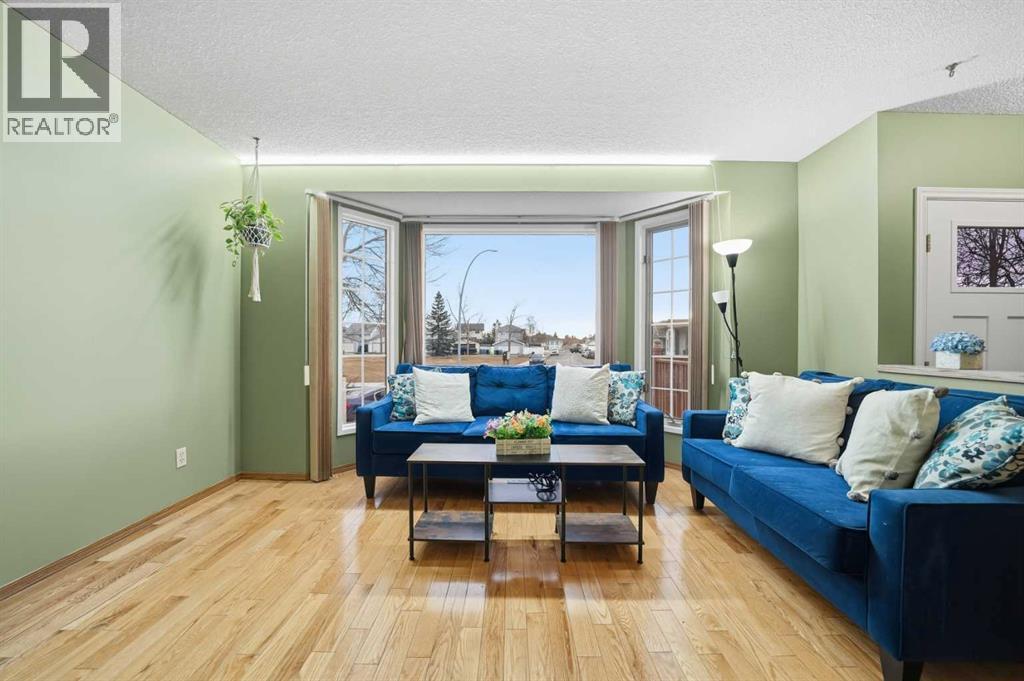 House for Sale in 24 LAGUNA Close NE|Calgary, Alberta T1Y6V1 5