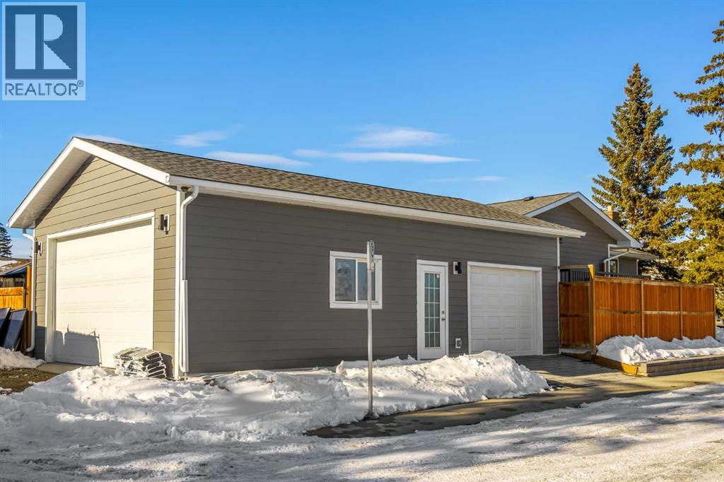 House for Sale in 119 Silvercreek Close NW|Calgary, Alberta T3B4G2 3