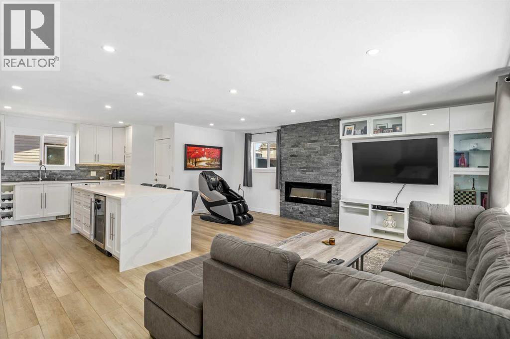 House for Sale in 119 Silvercreek Close NW|Calgary, Alberta T3B4G2 4