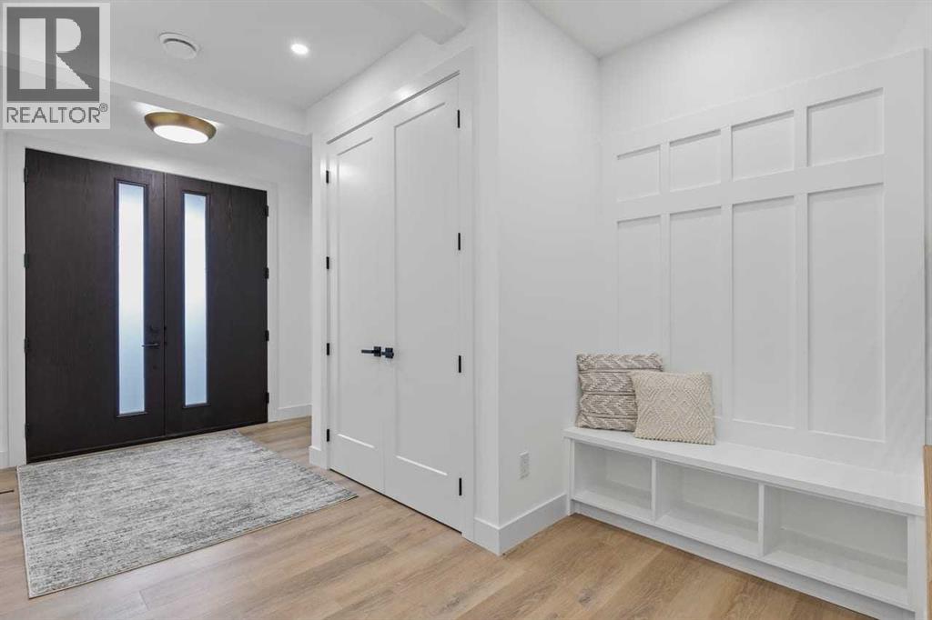 House for Sale in 407 Patterson Boulevard SW|Calgary, Alberta T3H3N6 5