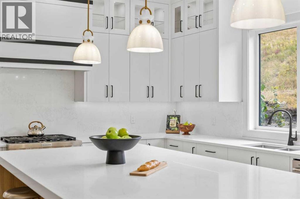 House for Sale in 407 Patterson Boulevard SW|Calgary, Alberta T3H3N6