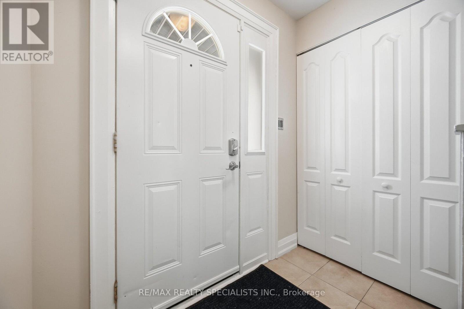 Row / Townhouse for Sale in 19 - 6780 FORMENTERA AVENUE|Mississauga (Meadowvale), Ontario L5N2L1 4