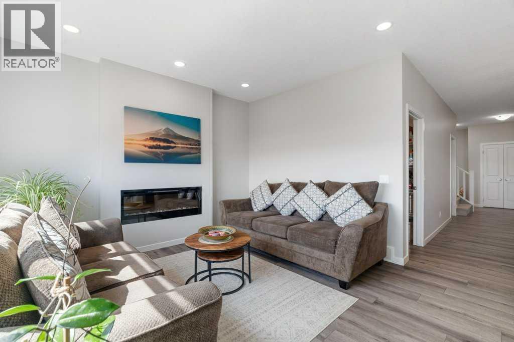 House for Sale in 234 Carringsby Way NW|Calgary, Alberta T3P1T5 4