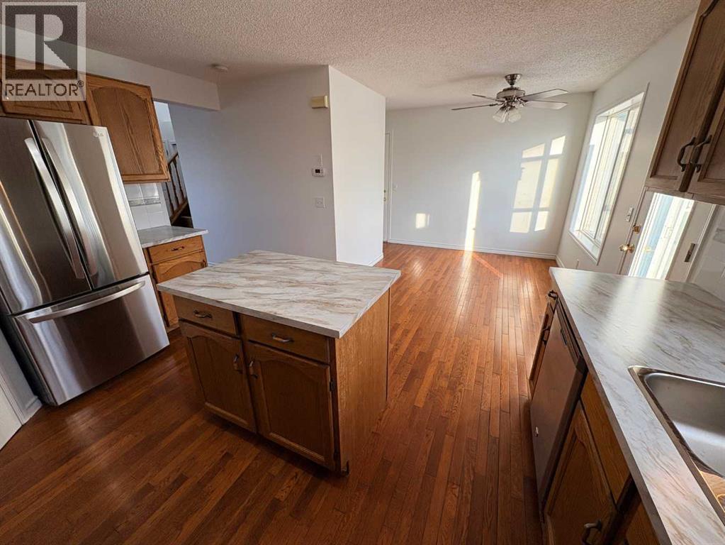 House for Sale in 7901 Martha's Haven Park NE|Calgary, Alberta T3J4H5 5