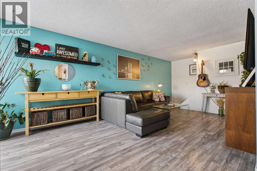 Row / Townhouse for Sale in 434, 15403 Deer Run Drive SE|Calgary, Alberta T2J6B8 4