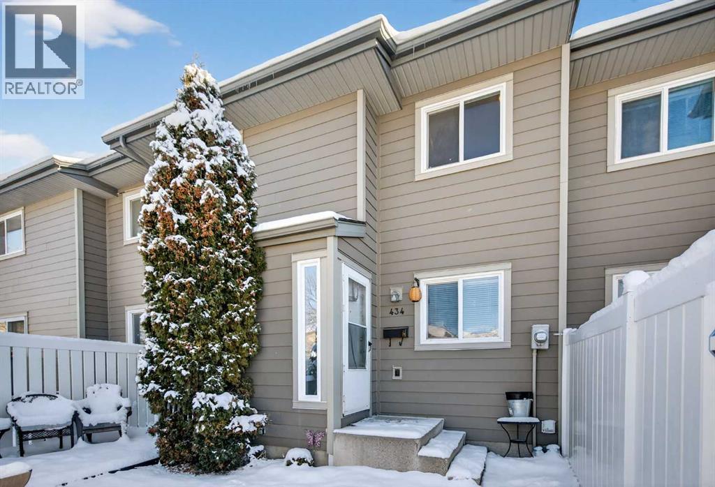 Row / Townhouse for Sale in 434, 15403 Deer Run Drive SE|Calgary, Alberta T2J6B8 2