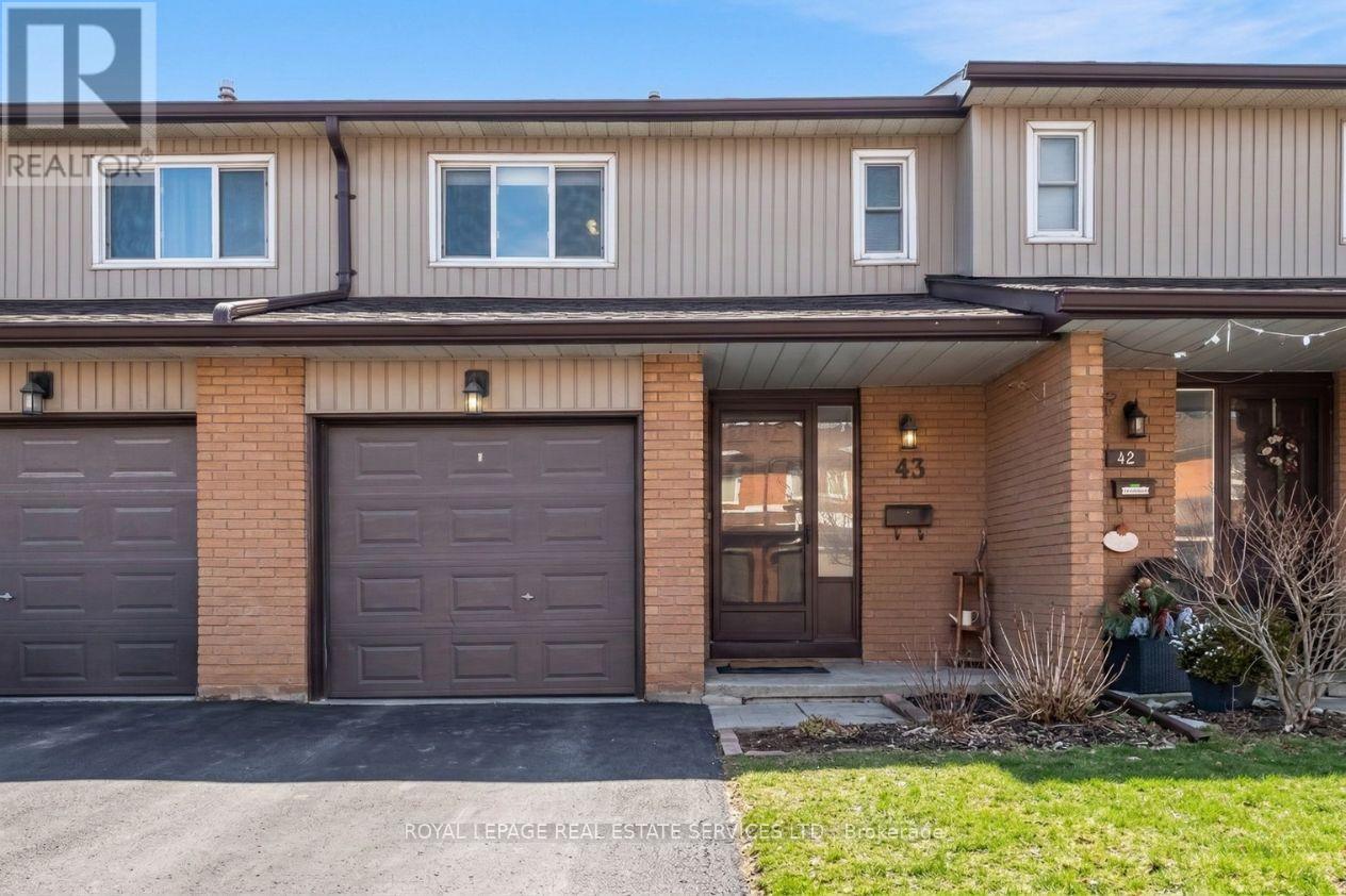 Row / Townhouse for Sale in 43 - 725 VERMOUTH AVENUE|Mississauga (Mississauga Valleys), Ontario L5A3X5 2