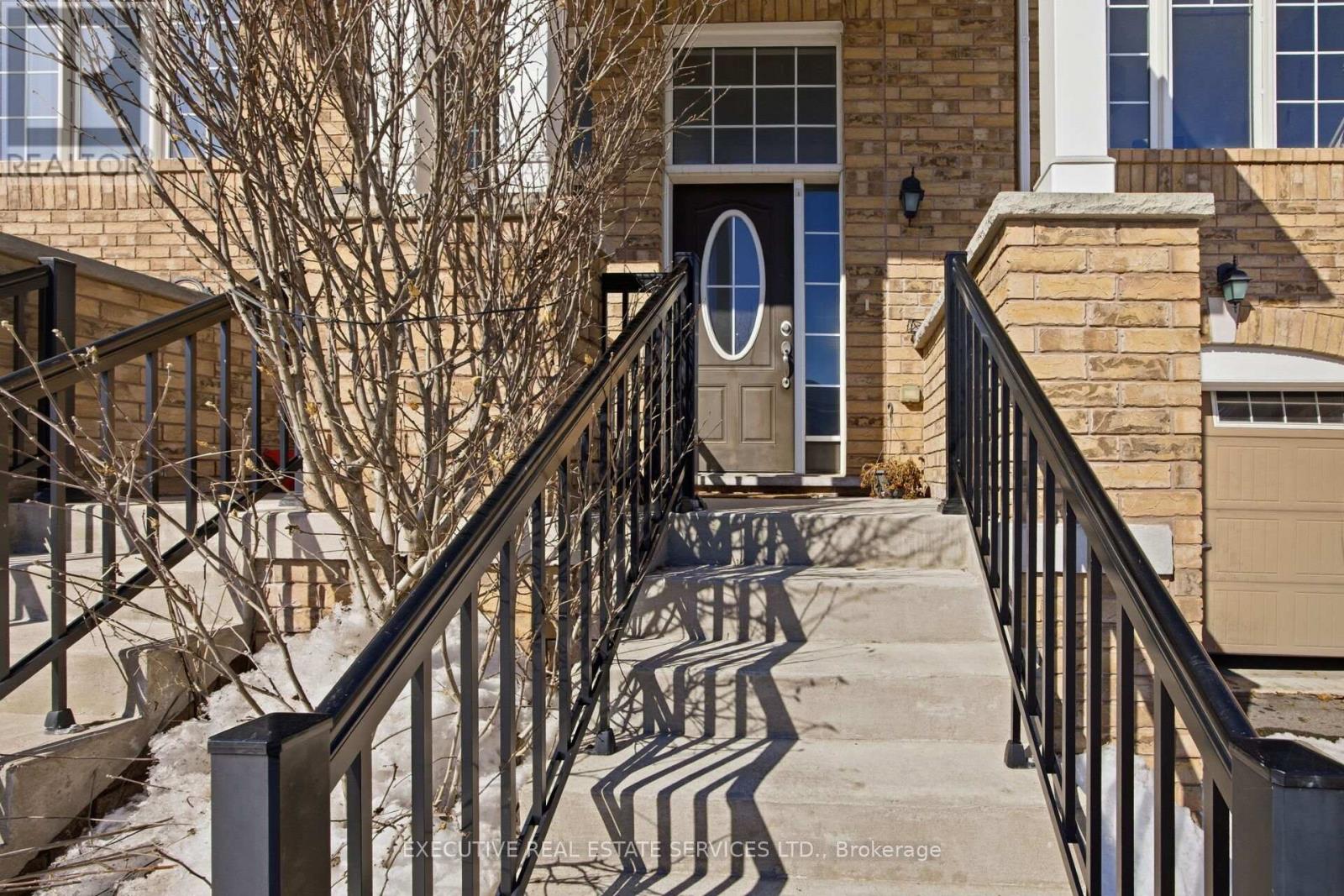 Row / Townhouse for Sale in 101 MCCLEAVE CRESCENT|Brampton (Fletcher's West), Ontario L6Y4Y9 5