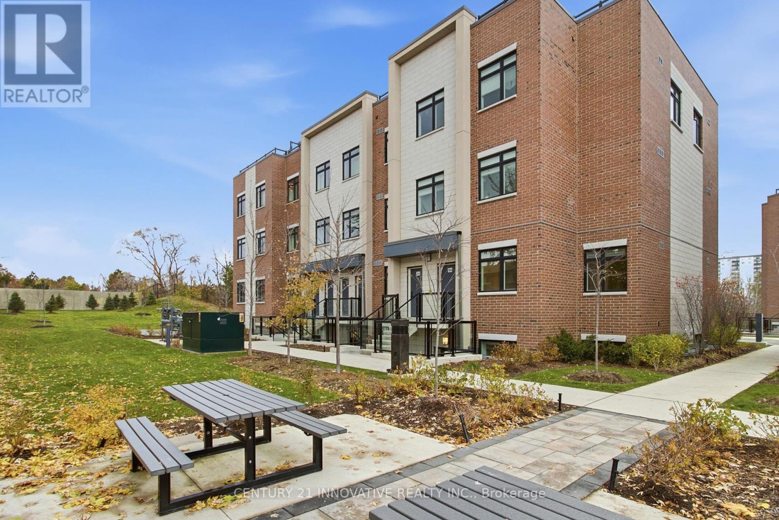 Row / Townhouse for Sale in 104 - 1115 DOUGLAS MCCURDY COMMON STREET|Mississauga (Lakeview), Ontario L5G0C6