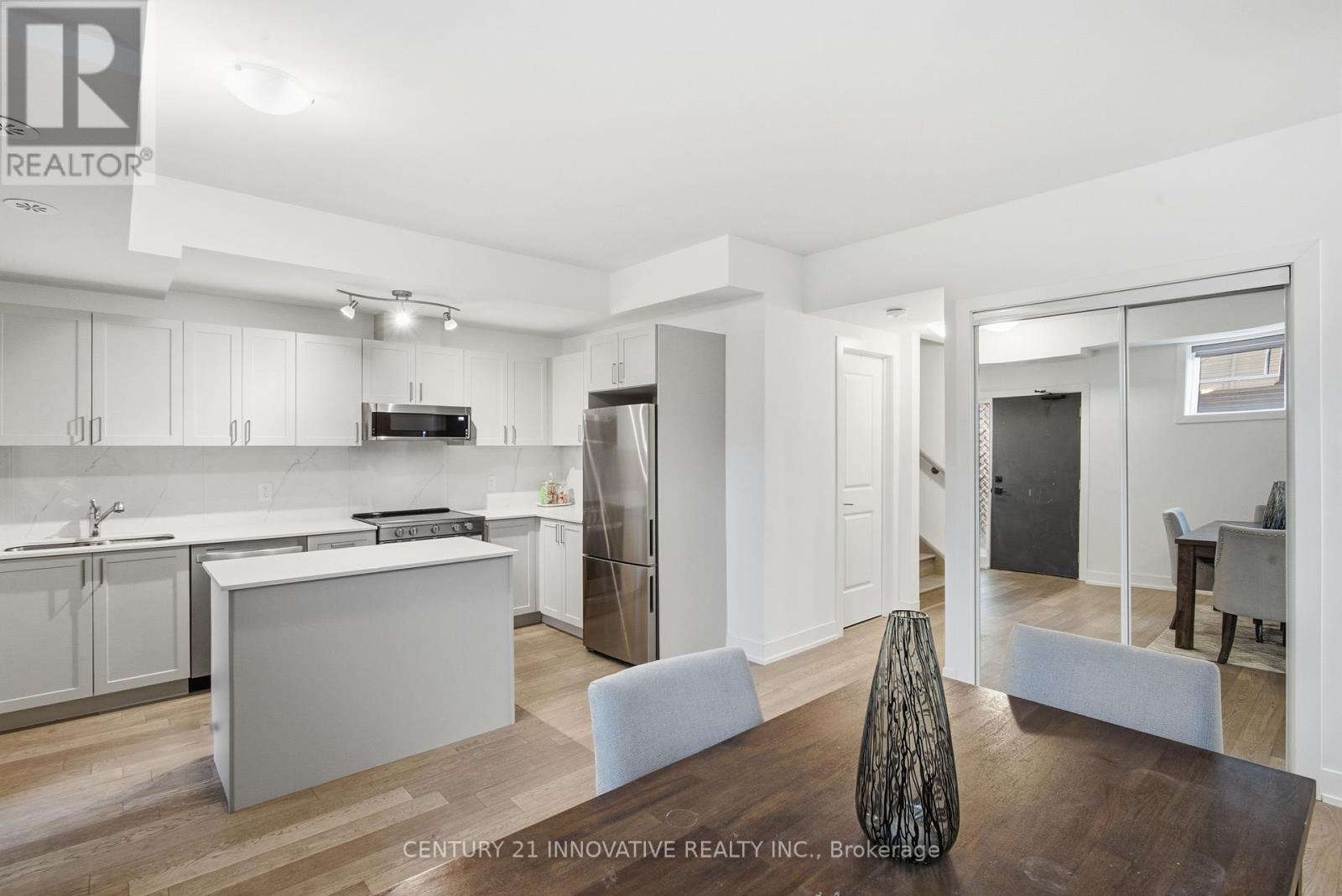 Row / Townhouse for Sale in 104 - 1115 DOUGLAS MCCURDY COMMON STREET|Mississauga (Lakeview), Ontario L5G0C6 4