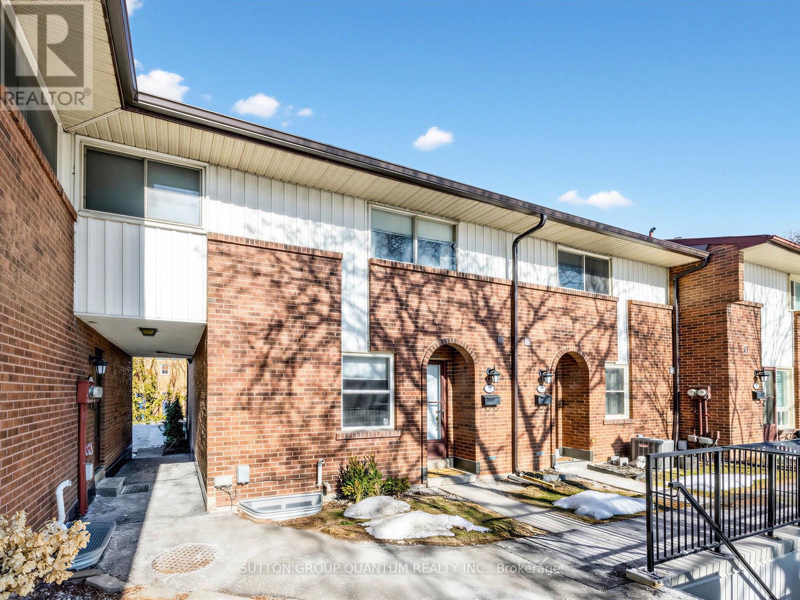 Row / Townhouse for Sale in 30 - 3665 FLAMEWOOD DRIVE|Mississauga (Applewood), Ontario L4Y3P5