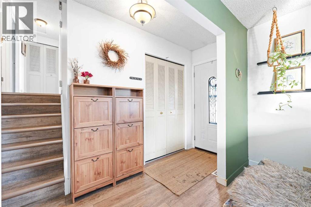 House for Sale in 715 130 Avenue SW|Calgary, Alberta T2W2M9 3