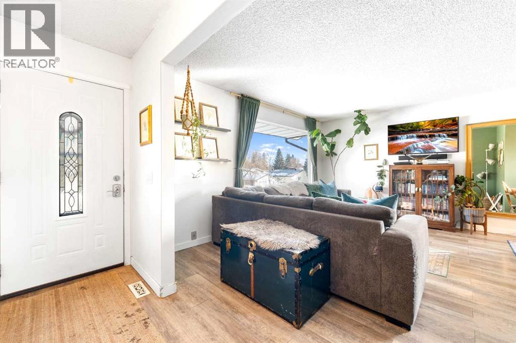 House for Sale in 715 130 Avenue SW|Calgary, Alberta T2W2M9 4