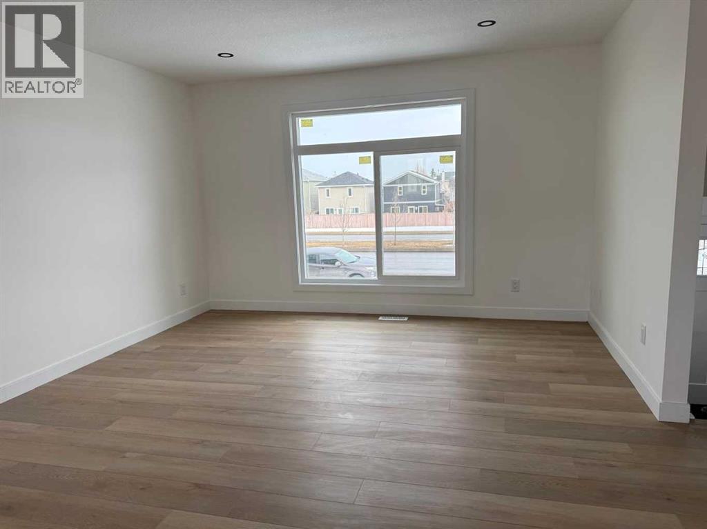 House for Sale in 6463 68 Street NE|Calgary, Alberta T3J2H7 2