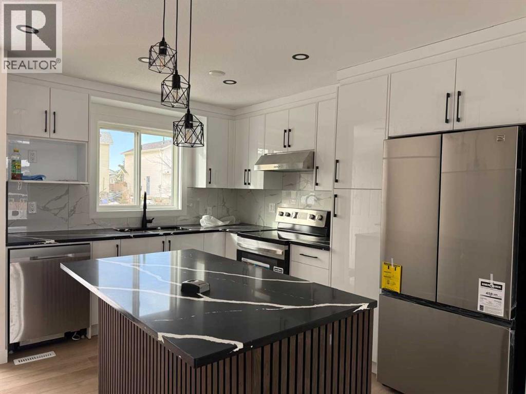 House for Sale in 6463 68 Street NE|Calgary, Alberta T3J2H7 3