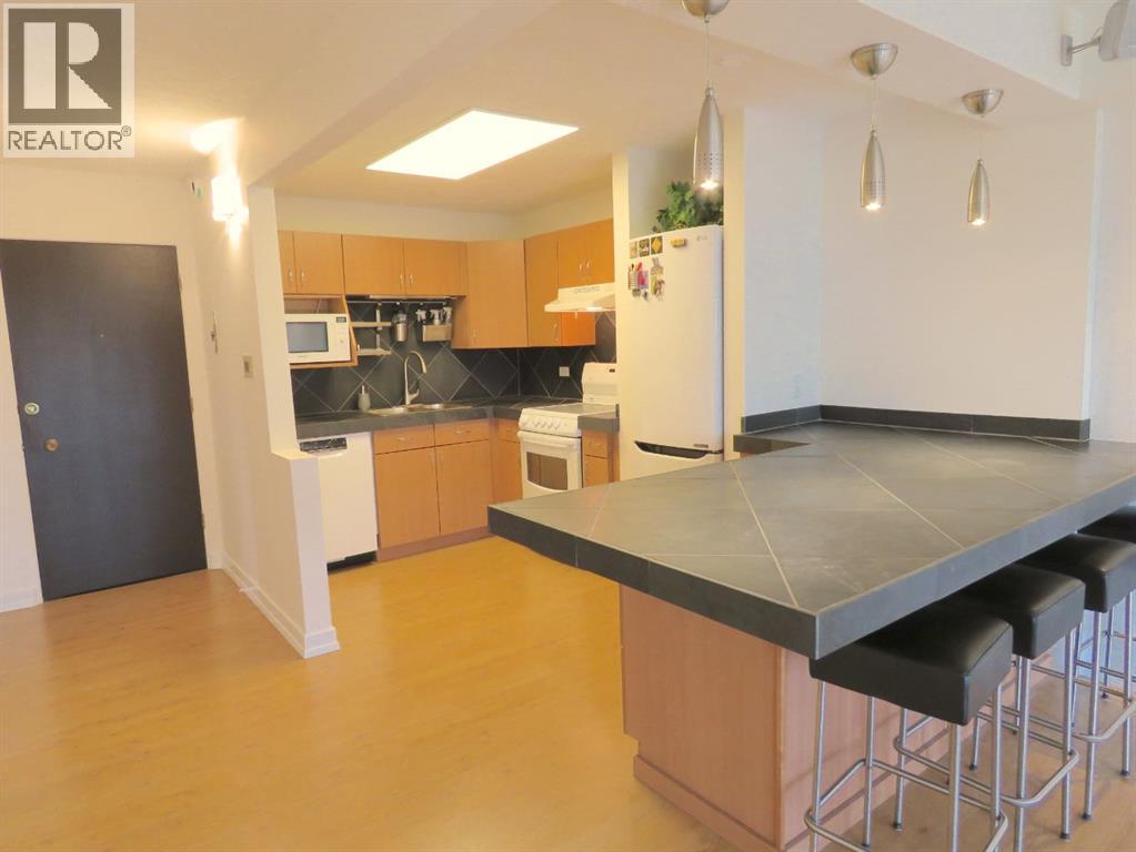 Apartment for Sale in 204, 328 Cedar Crescent SW|Calgary, Alberta T3C2Y8 2