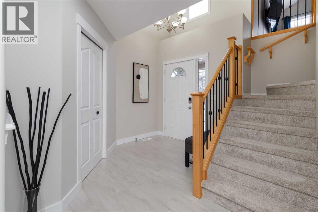 House for Sale in 86 Cougarstone Court SW|Calgary, Alberta T3H5R3 3