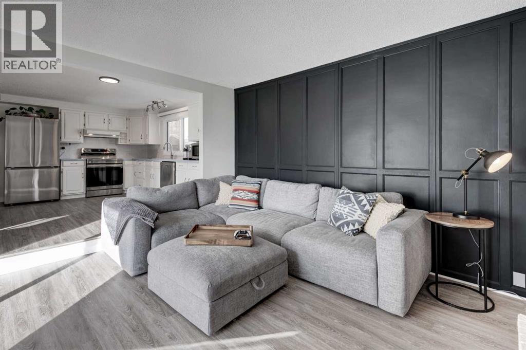 House for Sale in 959 Bracewood Rise SW|Calgary, Alberta T5W3E8 5