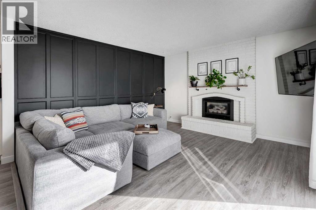 House for Sale in 959 Bracewood Rise SW|Calgary, Alberta T5W3E8 2