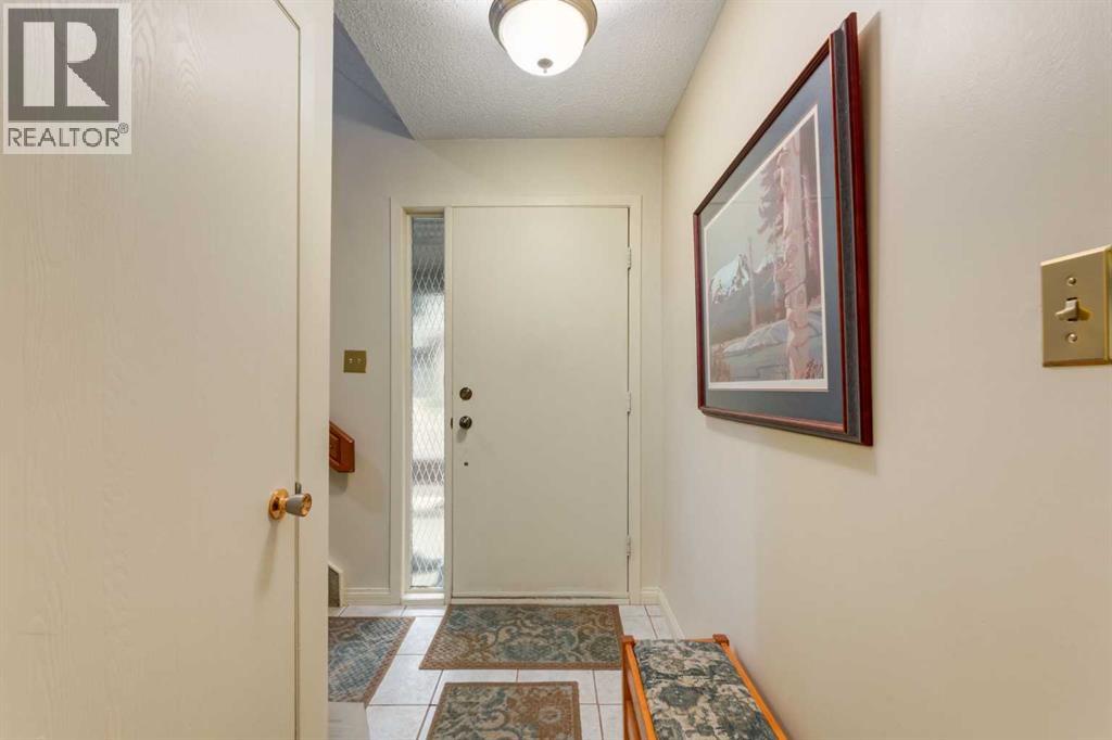 Row / Townhouse for Sale in 59, 10030 Oakmoor Way SW|Calgary, Alberta T2V4S8 3