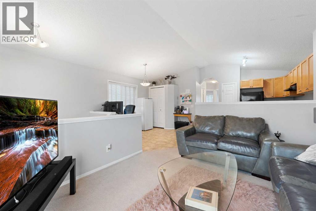 House for Sale in 127 Tarawood Road NE|Calgary, Alberta T3J5B4 4