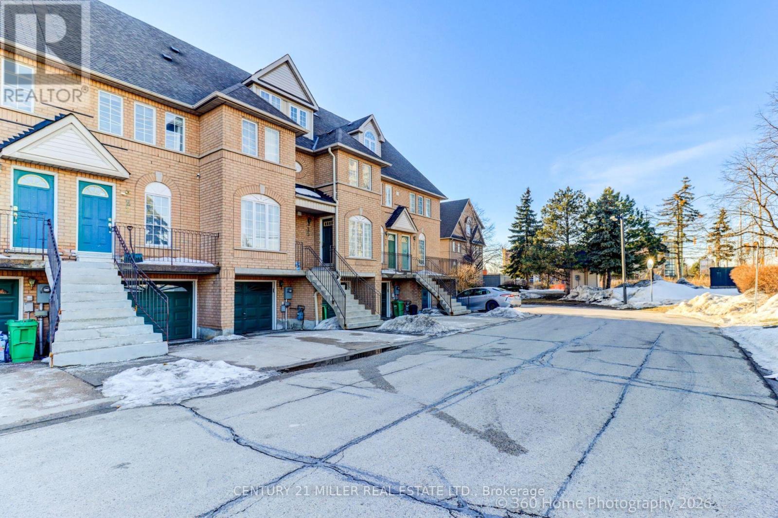 Row / Townhouse for Sale in 27 - 75 STRATHAVEN DRIVE E|Mississauga (Hurontario), Ontario L5R3W1 2