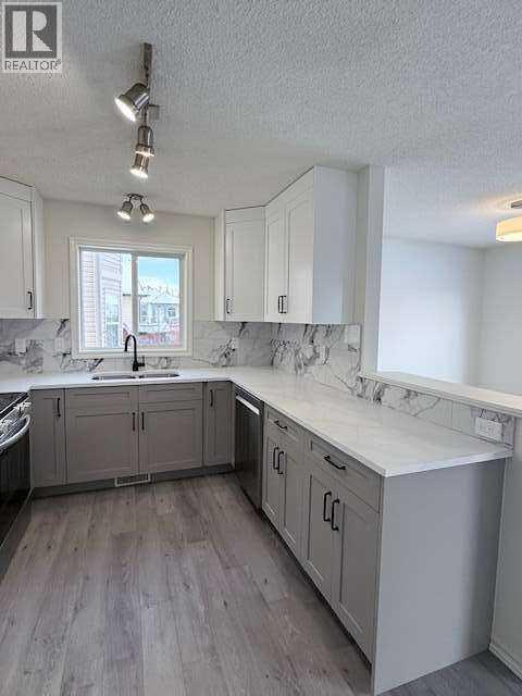 House for Sale in 42 Somerside Place SW|Calgary, Alberta T2Y3V3 4