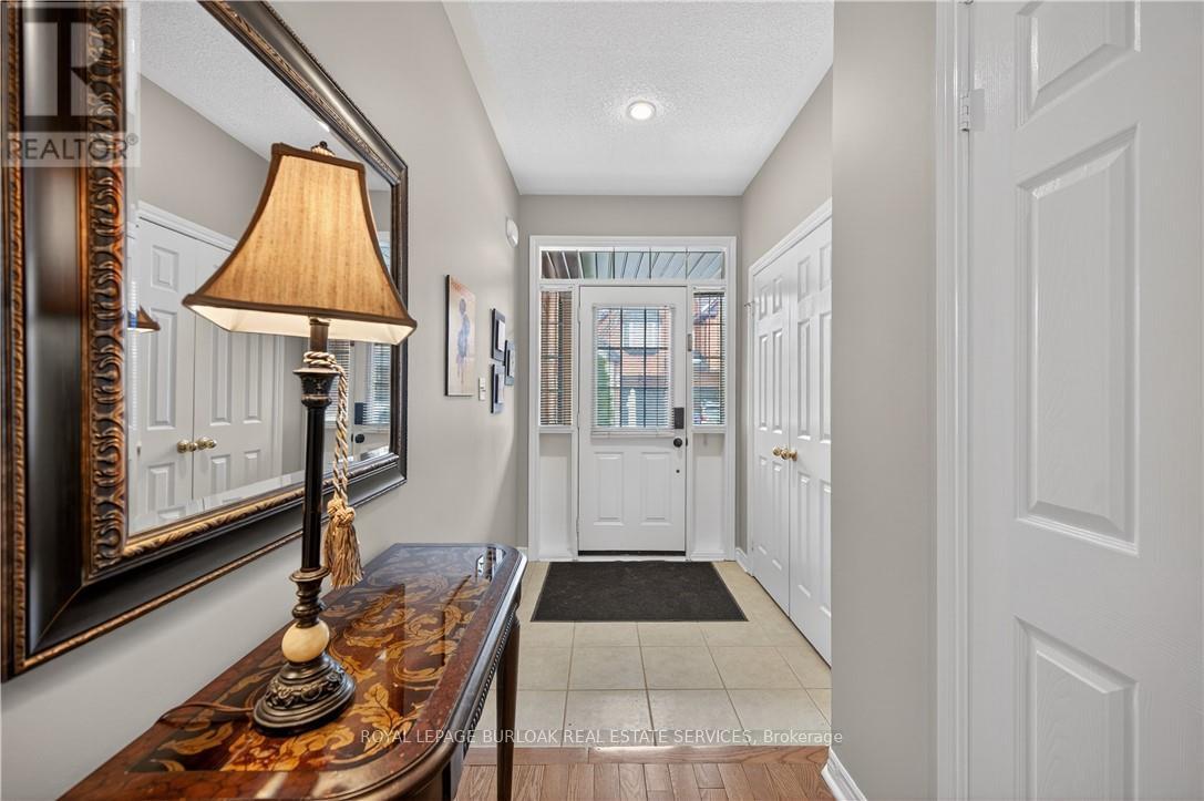 Row / Townhouse for Sale in 41 - 300 RAVINEVIEW WAY|Oakville (WC Wedgewood Creek), Ontario L6H7J2 5