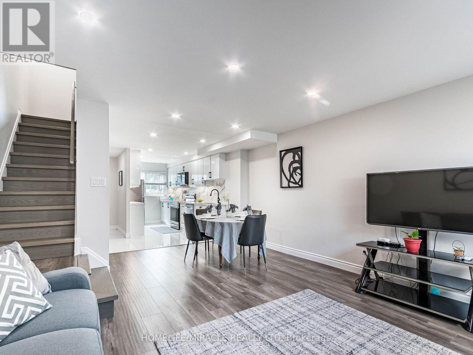 Row / Townhouse for Sale in 124 - 180 MISSISSAUGA VALLEY BOULEVARD|Mississauga (Mississauga Valleys), Ontario L5A3M2