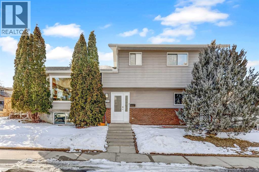 House for Sale in 79 Bermondsey Way NW|Calgary, Alberta T3K1V5 3