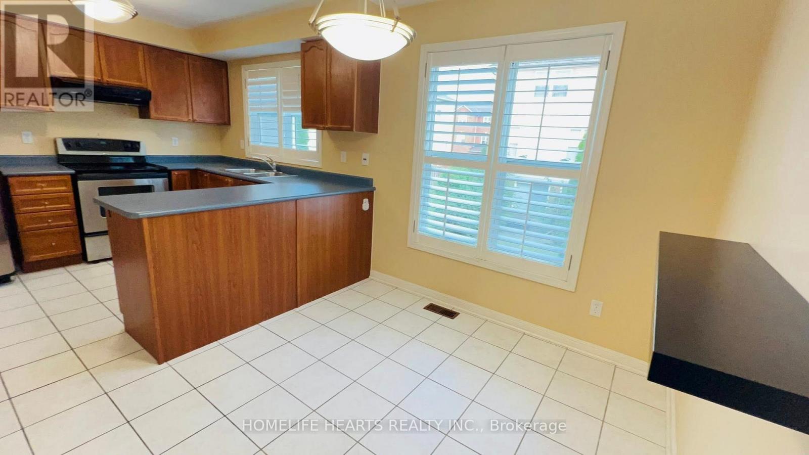 Row / Townhouse for Sale in 156 - 5980 WHITEHORN AVENUE|Mississauga (East Credit), Ontario L5V2Y3 5