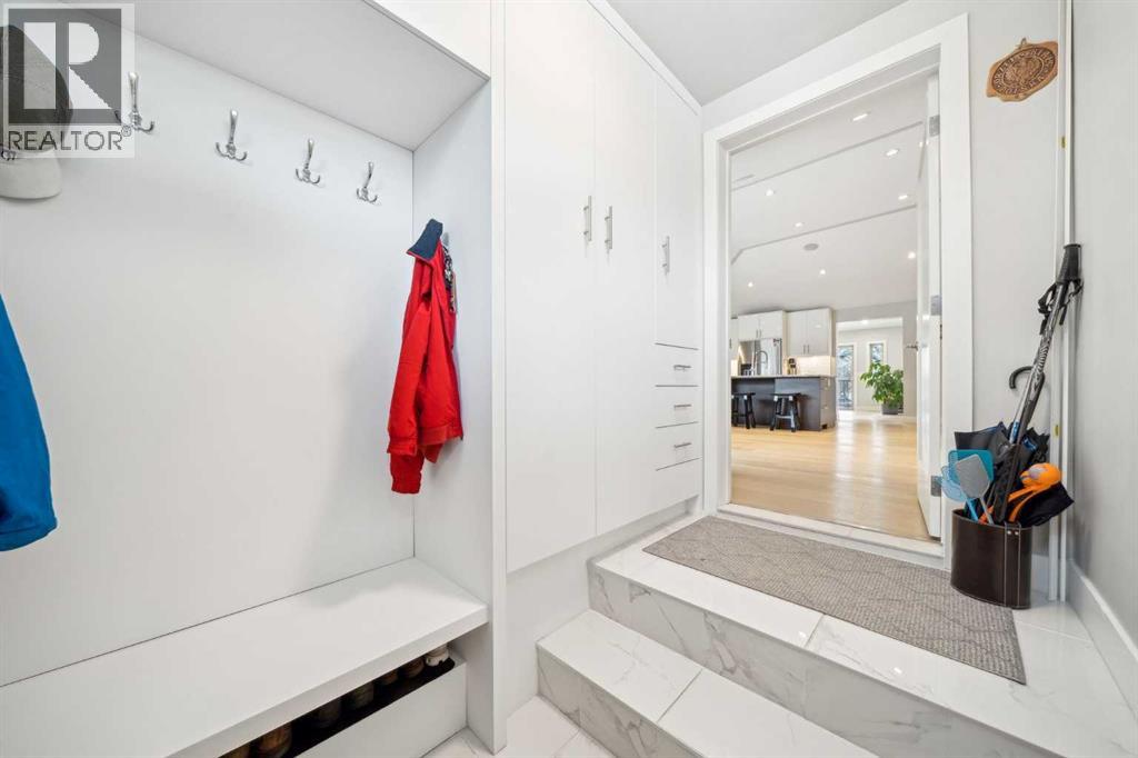 House for Sale in 16 MEADOWLARK Crescent SW|Calgary, Alberta T2V1Z1 2