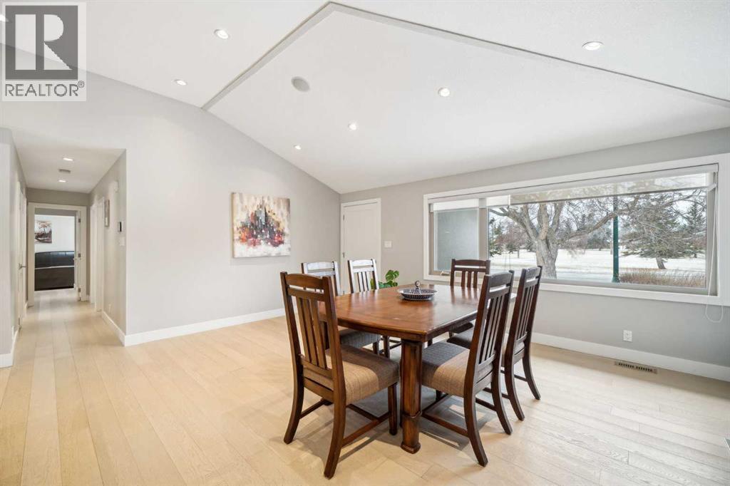 House for Sale in 16 MEADOWLARK Crescent SW|Calgary, Alberta T2V1Z1 4