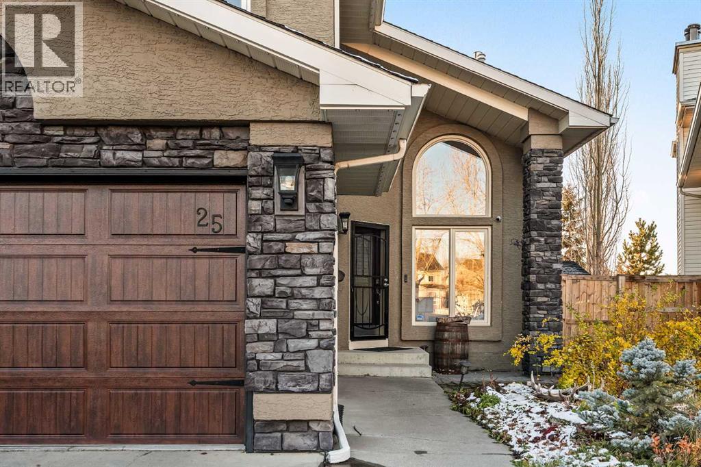 House for Sale in 25 McKinley Bay SE|Calgary, Alberta T2Z1V4 2