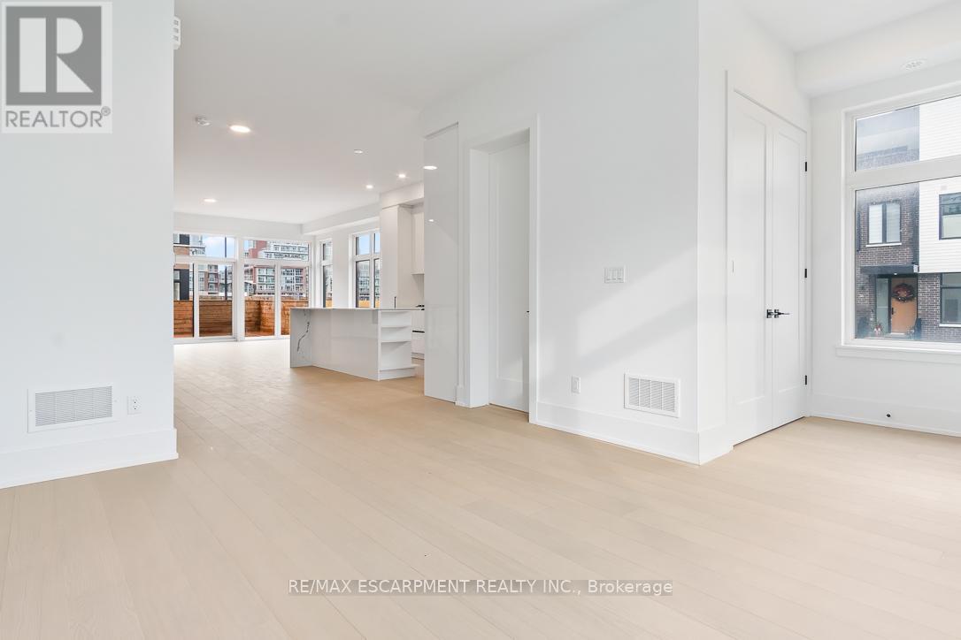 Row / Townhouse for Sale in 19 - 20 LOU PARSONS WAY|Mississauga (Port Credit), Ontario L5H0B2 3