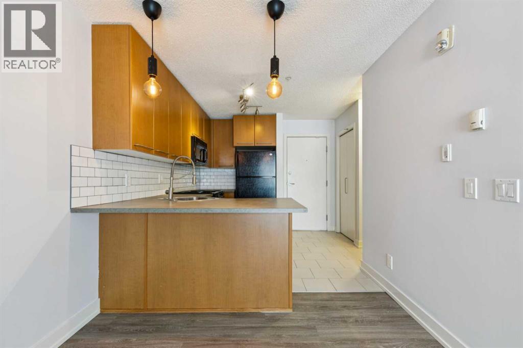 Apartment for Sale in 205, 35 Richard Court SW|Calgary, Alberta T3E7N9 5