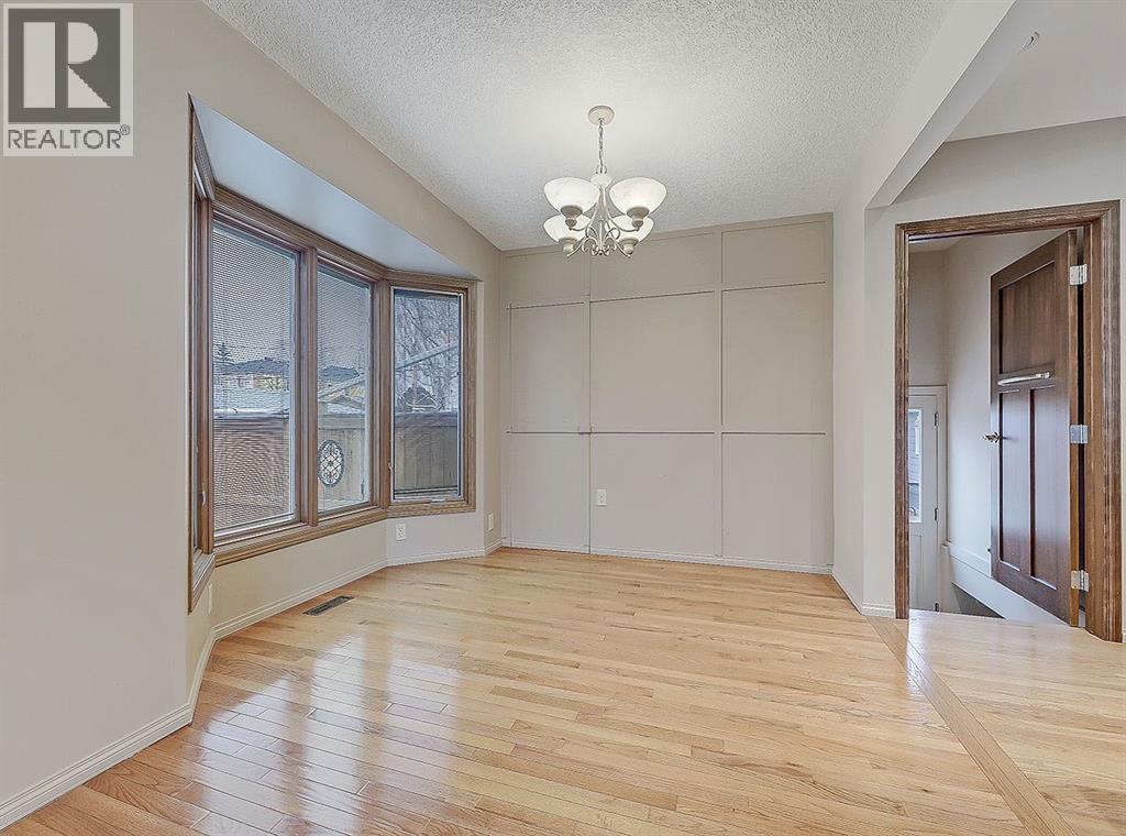 House for Sale in 44 Granlea Place SW|Calgary, Alberta T3E4K2 5