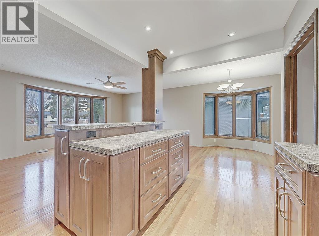 House for Sale in 44 Granlea Place SW|Calgary, Alberta T3E4K2 4