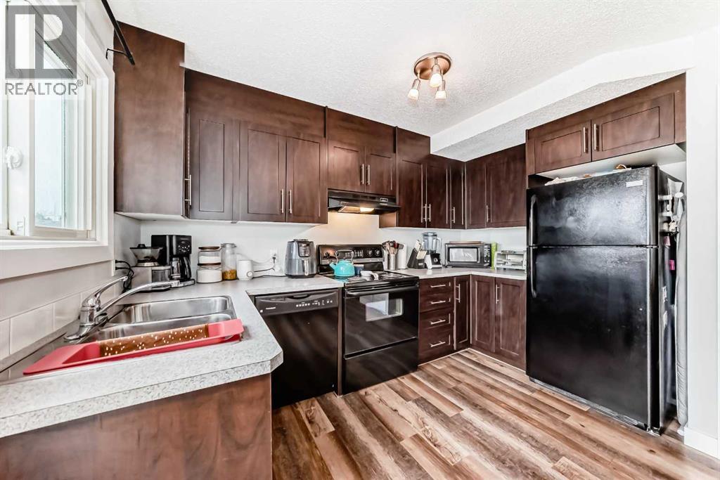 Row / Townhouse for Sale in 1227 137 Avenue SE|Calgary, Alberta T2J6N5 4