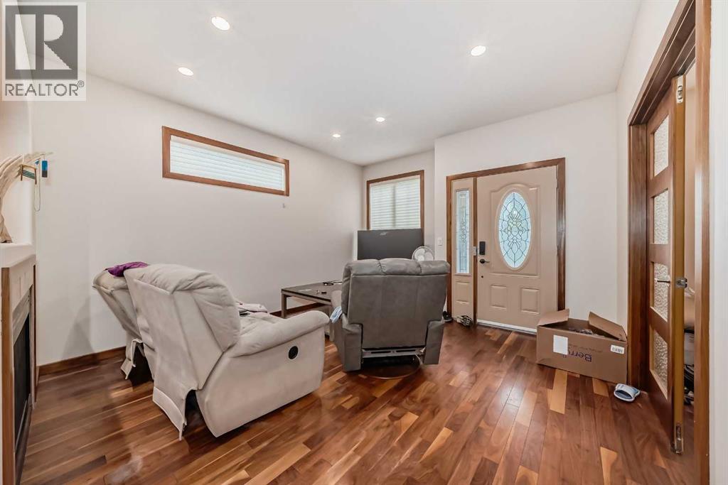 Duplex for Sale in 4347 2 Street NW|Calgary, Alberta T2K0Z2 3