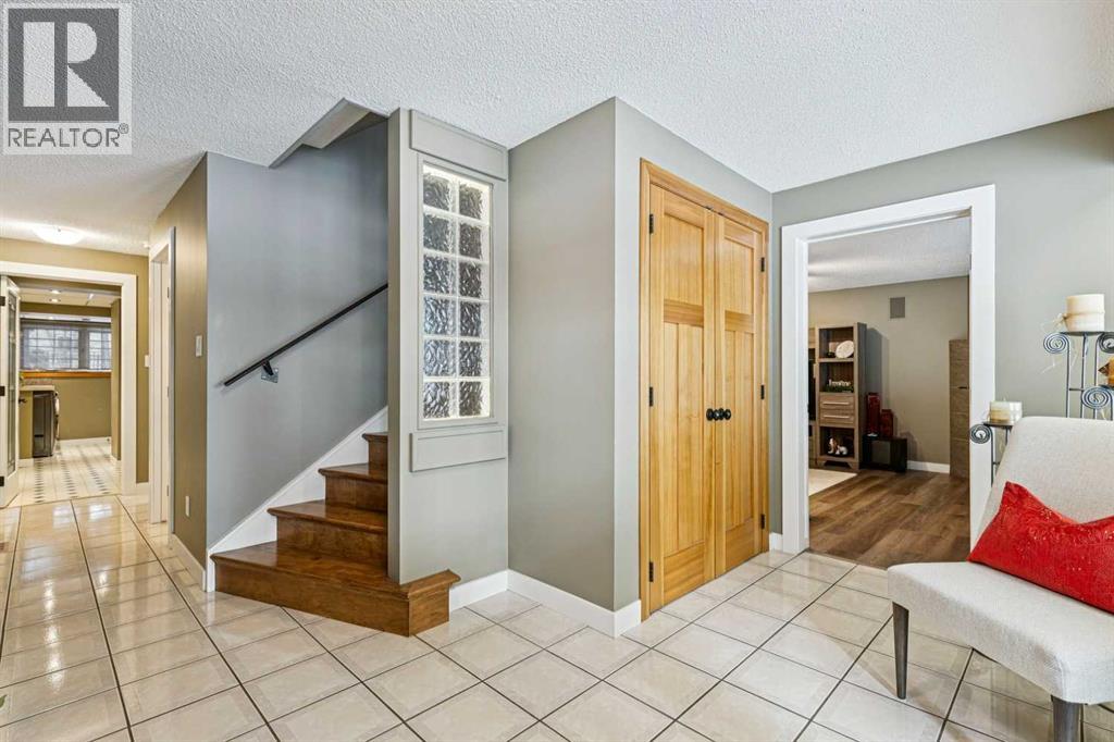 House for Sale in 8 Vardana Place NW|Calgary, Alberta T3A0C5 4